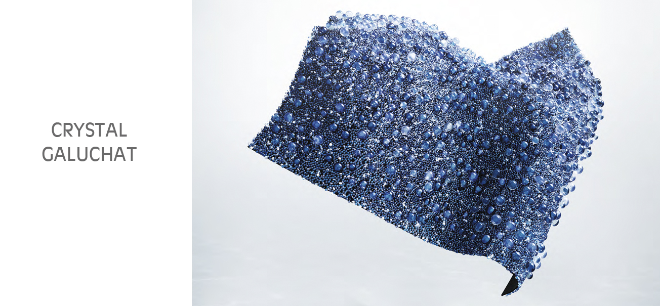 <h2>CRYSTAL IRIDESCENT PEARLS IN LIGHT BLUE AND DARK BLUE, SKULL FLAT BACK</h2>
<p> La Skull Flat Back es la combinación perfecta para los estilos más arriesgados, satisfaciendo la necesidad de brillo en diseños inspirados en la urbe. Las nuevas perlas azules reflejan la fusión emergente del género-neutral, del estilo active-streetwear. Lanzados en dos tonos, simbolizan la necesidad de volver a reunirse, reconectarse y en última instancia pertenecer-incluso en medio de los paisajes urbanos.</p>