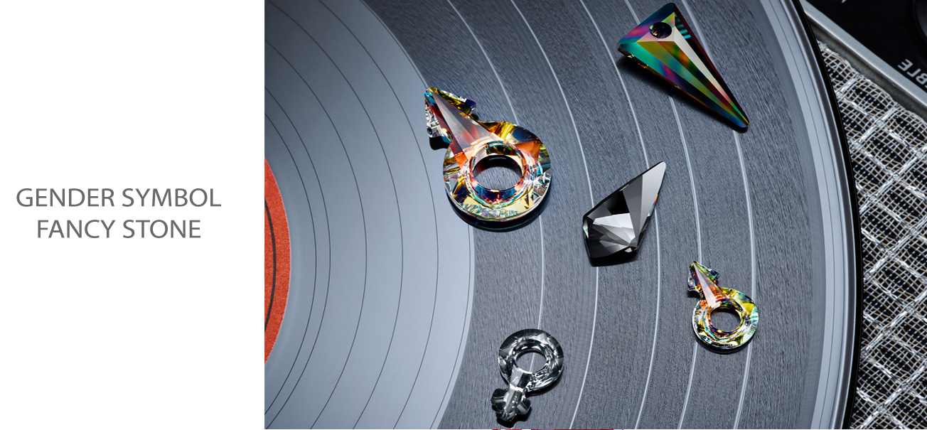 <p>Un nuevo estado de ánimo rebelde toma el centro del escenario, rompiendo audazmente las ideas tradicionales sobre el género, la raza y las diferencias de edad. La vida es un escenario y el diseño lo celebra, esta nueva libertad al abrazar una actitud glam-rock con borde irregular. Tanto el símbolo femenino y masculino se corresponden perfectamente con la renegociación predominante de los roles de género.</p>
<h2>TRIANGLE FAMILY: ALPHA, BETA, GAMMA FLAT BACK</h2>