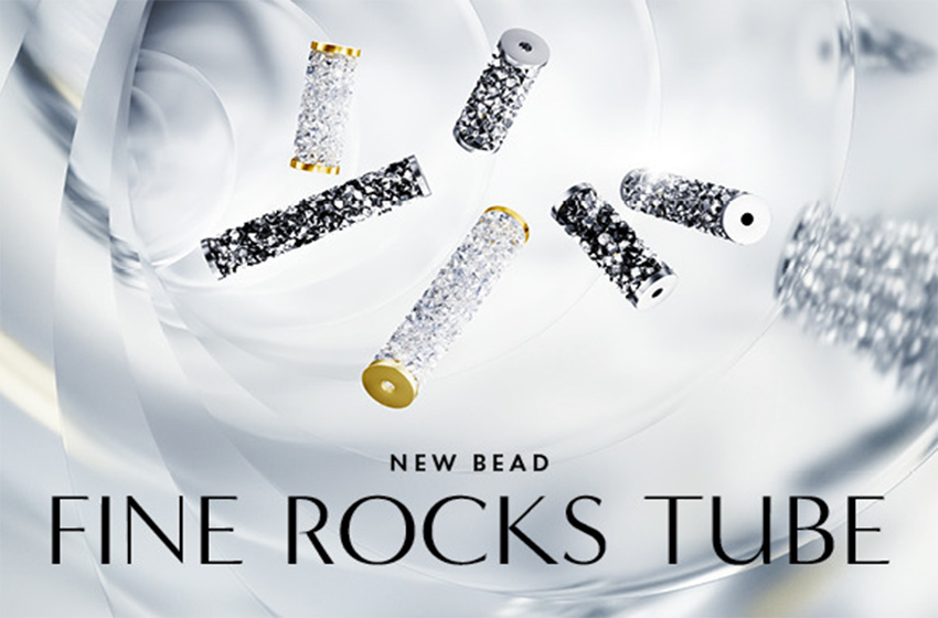 <p><strong>FINE ROCKS TUBE</strong></p>
<p>De forma cilíndrica, presenta una superficie pavé premium creada con chatones de doble punta (PP14); esta es una técnica decorativa reconocida por su brillo altamente refinado. El tubo también ofrece la opción de ser elegantemente puntuado por las tapas metálicas brillantes (5950), proporcionando una amplia gama de posibilidades para diseños personalizados.</p>